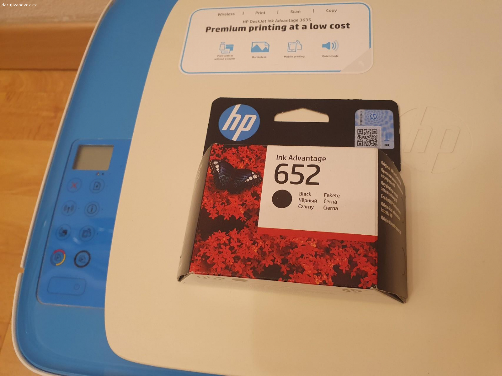 Tiskárna HP DeskJet 3635. Daruji 9 let starou inkoustovou tiskárnu HP DeskJet Ink Advantage 3635. Umí tisknout, skenovat a kopírovat. Na starém notebooku s Windows 7 jsem s ní byl velmi spokojen, fungovala i přes WiFi. Ale na Windows 10 jsem s ní neustále bojoval, stažené ovladače nic moc, připojení přes WiFi se mi nepovedlo zprovoznit. Ideální pro uživatele se starším počítačem, kteří tisknou aspoň 2-3x měsíčně, jinak náplně zasychají. Součastí balení je napájecí kabel, USB kabel, jedna nová černá cartridge a CD s ovladači pro Windows 7 / 8.1, viz fotky. Pouze osobní vyzvednutí, není možné poslat.