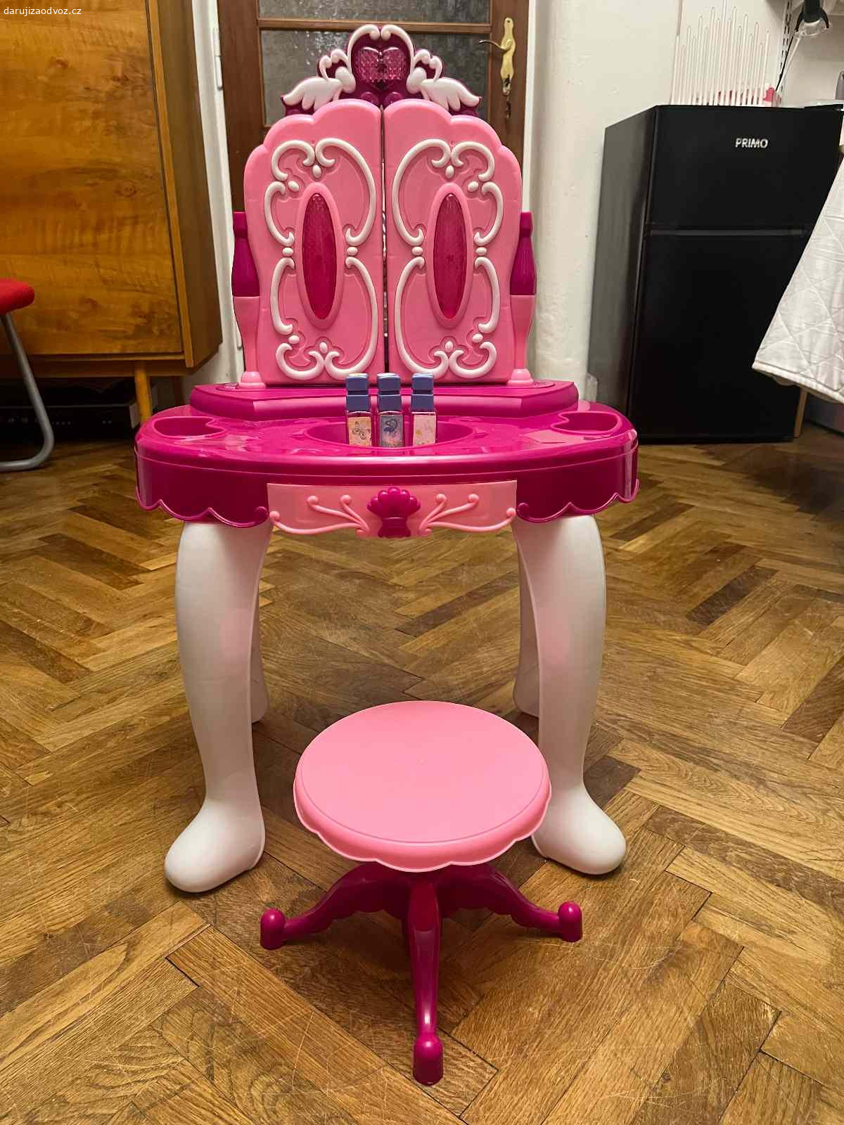 Toaletní stoleček pro malou slečnu. Plastový toaletní stoleček v hezkém stavu. Srdíčko a světýlka na dvířkách blikají. Zájemci mohu případně zaslat video. Stoleček je rozkládací. Vyměním za Kinder vajíčko pro vnučku.