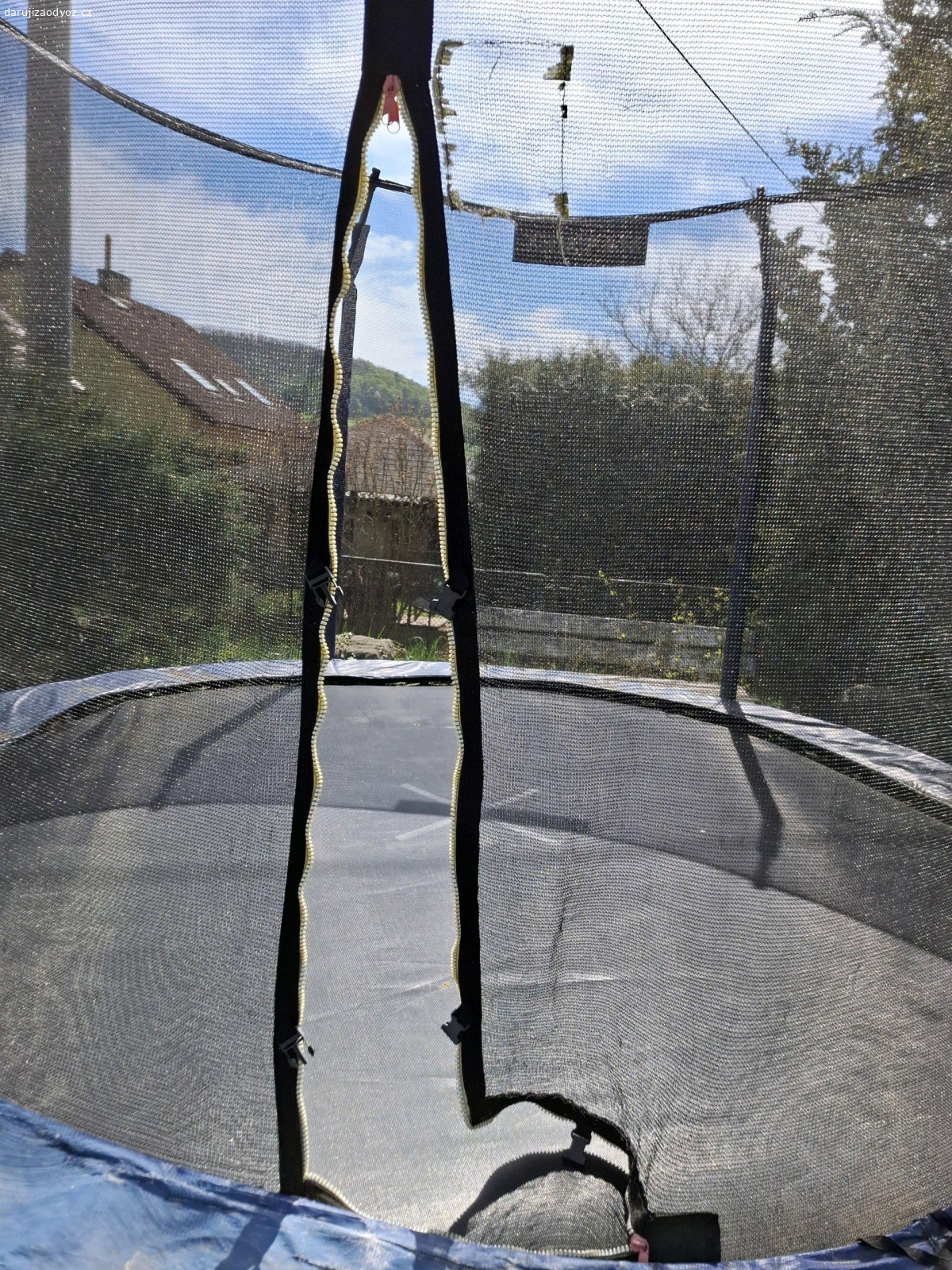 Daruji trampolínu. daruji trampolínu za odvoz, na jedné straně urvané pásky (pružinky nechybí), ale nic co by se nedalo opravit viz fotky na posouzení, jinak funkční po zimě jen vypadá špinavá, daruji z důvodu nevyužití