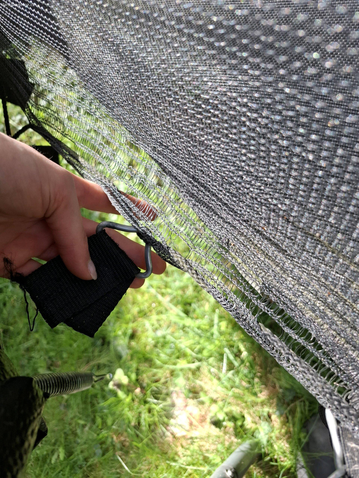 Daruji trampolínu. daruji trampolínu za odvoz, na jedné straně urvané pásky (pružinky nechybí), ale nic co by se nedalo opravit viz fotky na posouzení, jinak funkční po zimě jen vypadá špinavá, daruji z důvodu nevyužití