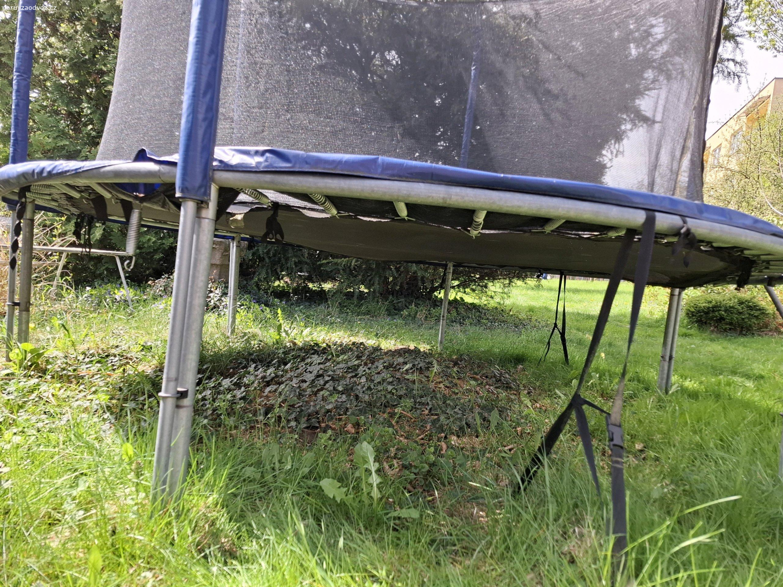 Daruji trampolínu. daruji trampolínu za odvoz, na jedné straně urvané pásky (pružinky nechybí), ale nic co by se nedalo opravit viz fotky na posouzení, jinak funkční po zimě jen vypadá špinavá, daruji z důvodu nevyužití
