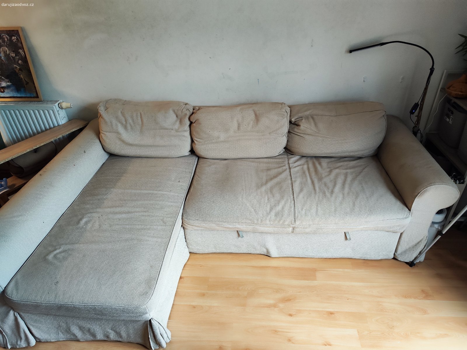 Daruji třímístnou rozkládací pohovku IKEA. Daruji třímístnou rozkládací pohovku (gauč) s lenoškou IKEA. Odvoz nutný do konce září 2026. Potahy lze všechny sundat a nutno je vyprat. Má nedostatky, ale funkci plní. Lze ji rozložit. Má úložný prostor.