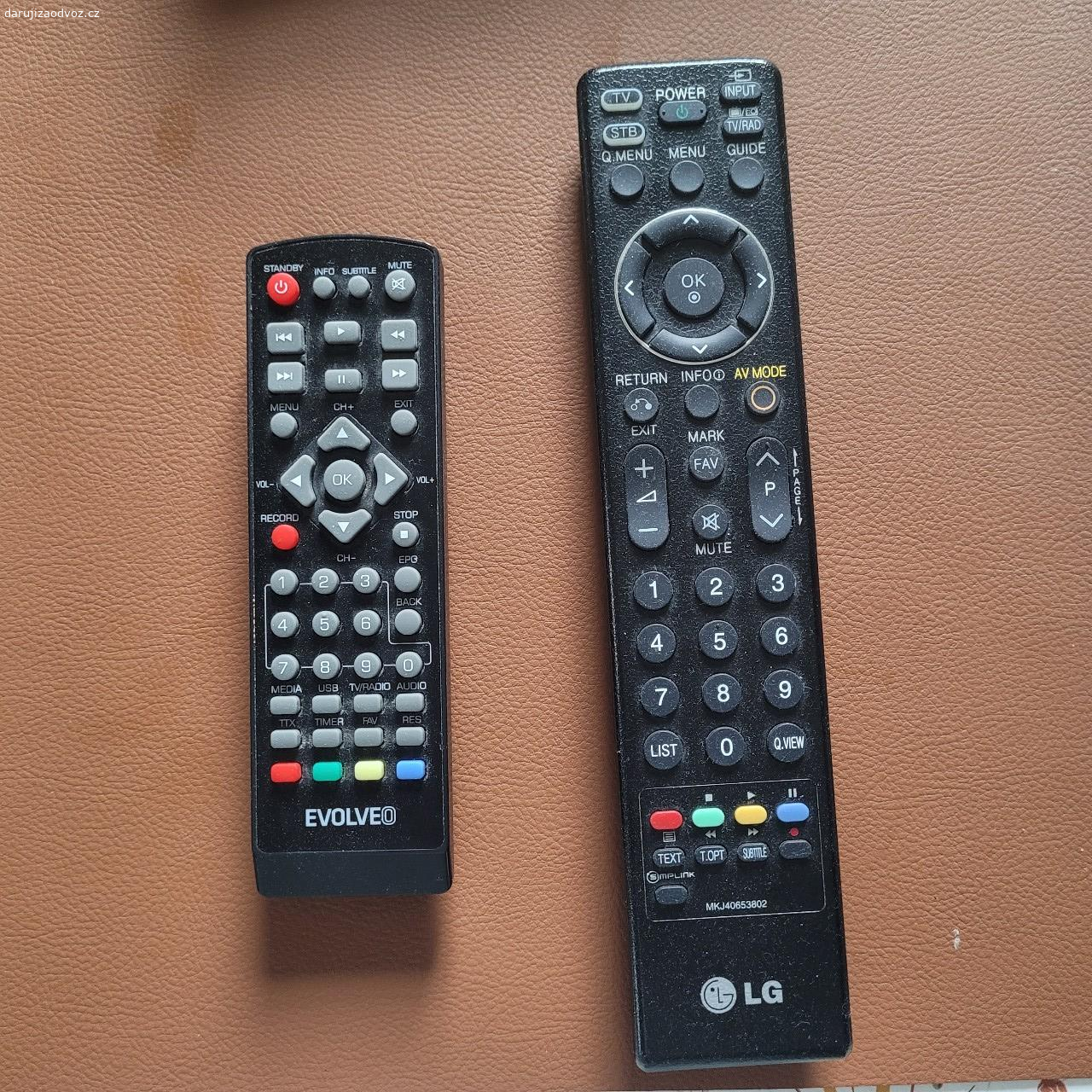 Daruji TV LG323000. Daruji televizi značky LG, model 32LG3000. Plně funkční, v dobrém stavu, cca 10 let stará. Spolu s DVB T2 set top boxem a dvěma ovladači (na TV a na set top box). Odběr pouze osobně v okolí Šluknova.