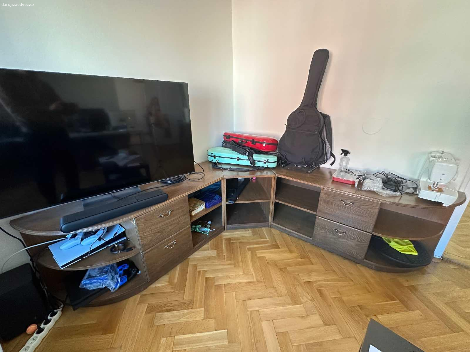 Daruji tv stolek ve tvaru L. Tmave hnedy dreveny stolek s uloznym prostorem. Rozmery 215x50x60( sirka,hloubka,vyska)