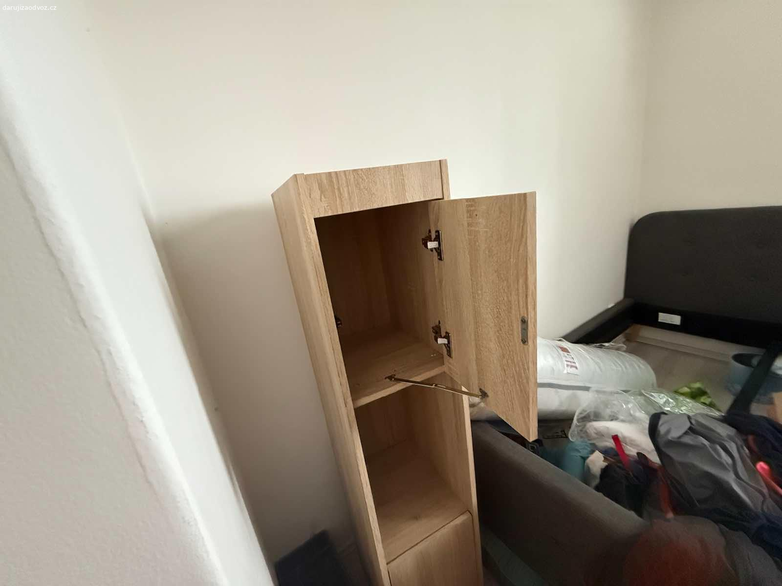 Daruji tv stolek. Daruji tv stolek, chybí skleněná polička uprostřed.

POUZE VYZVEDNUTÍ