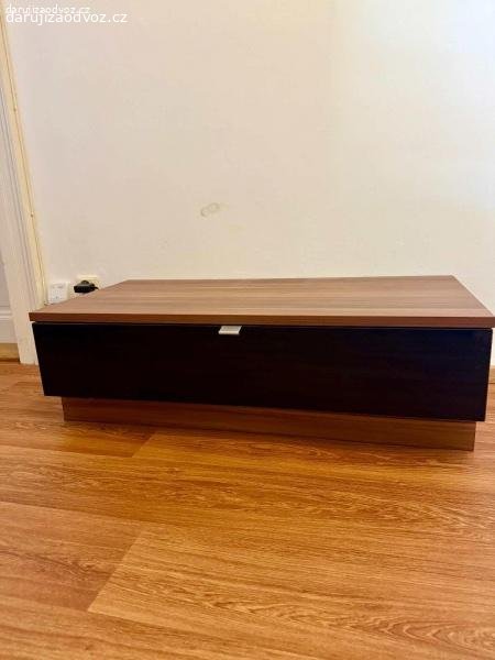 Daruji TV stolek. TV stolek/skrinka za odvoz
Barva orech a cerne sklo
Rozmery 104 x 50 x 32 cm
Vysuvny suplik rozdeleny na dva oddily
Praha 10, 3.patro bez vytahu