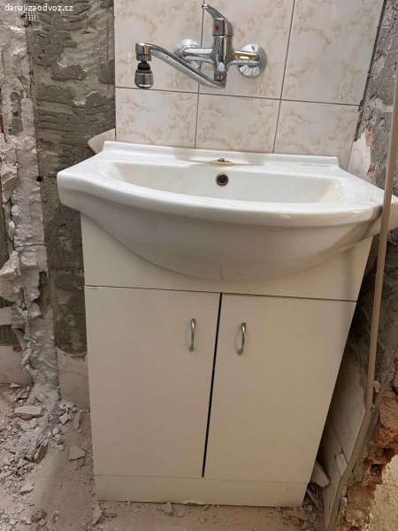 Daruji umyvadlovou skříňku s umyvadlem