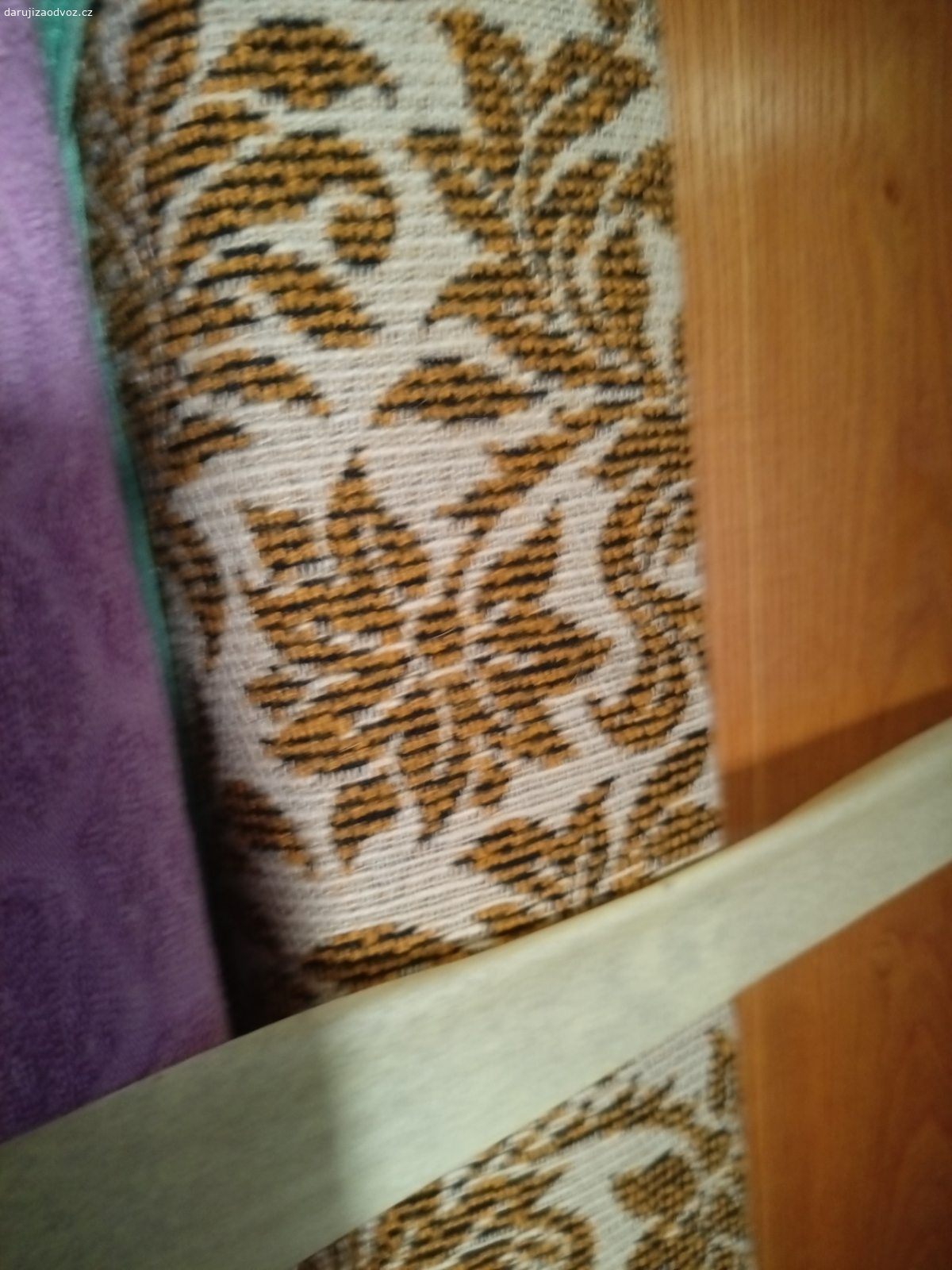 Daruji válendu. Daruji válendu ve velmi dobrém stavu! (i s matrací)
O válendu bylo pečováno a má za svá léta minimum škrábanců. Potah zachovalý, péra velice pevná jako nová. 
90x200 cm