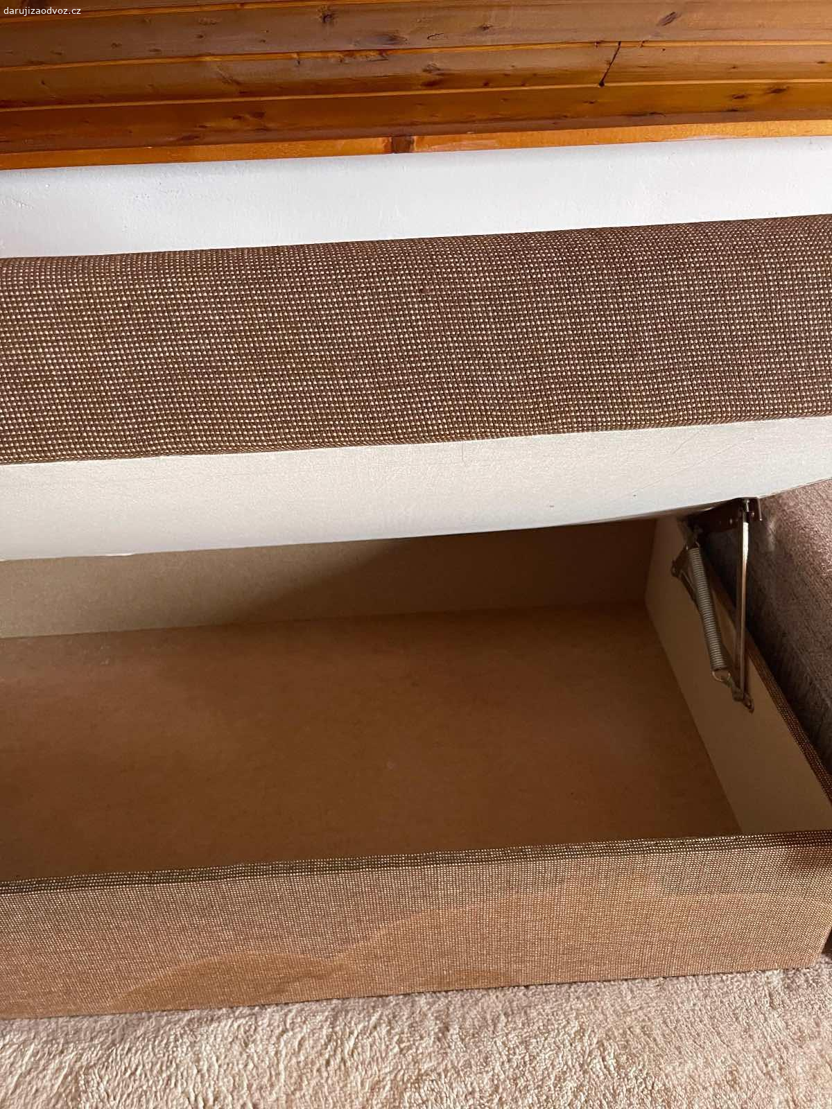 Daruji válendu. Daruji rozkládací válendu za odvoz. Válenda je v podkroví a je potřeba přijet ve 2 chlapech protože je dost těžká..