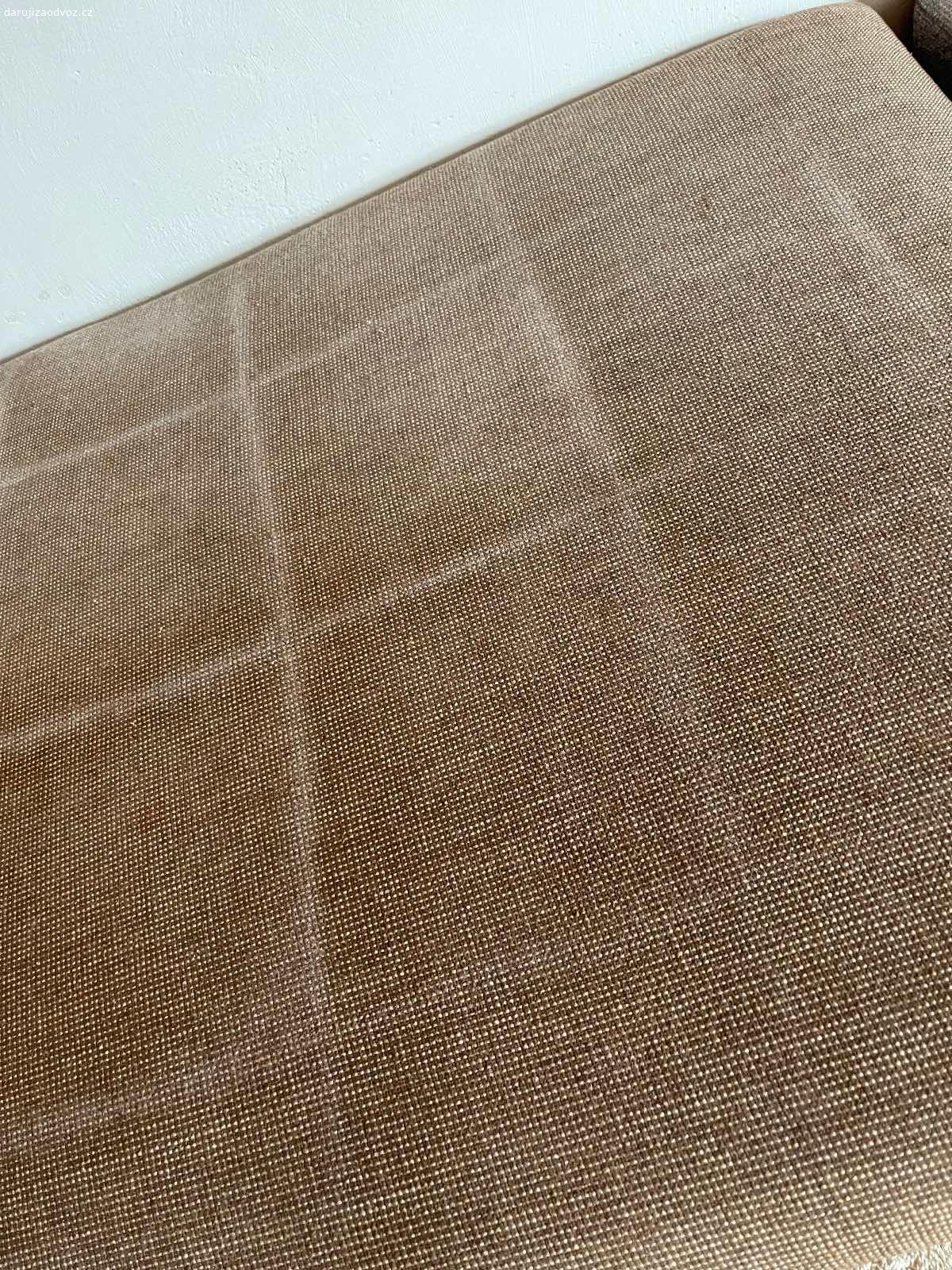 Daruji válendu. Daruji rozkládací válendu za odvoz. Válenda je v podkroví a je potřeba přijet ve 2 chlapech protože je dost těžká..