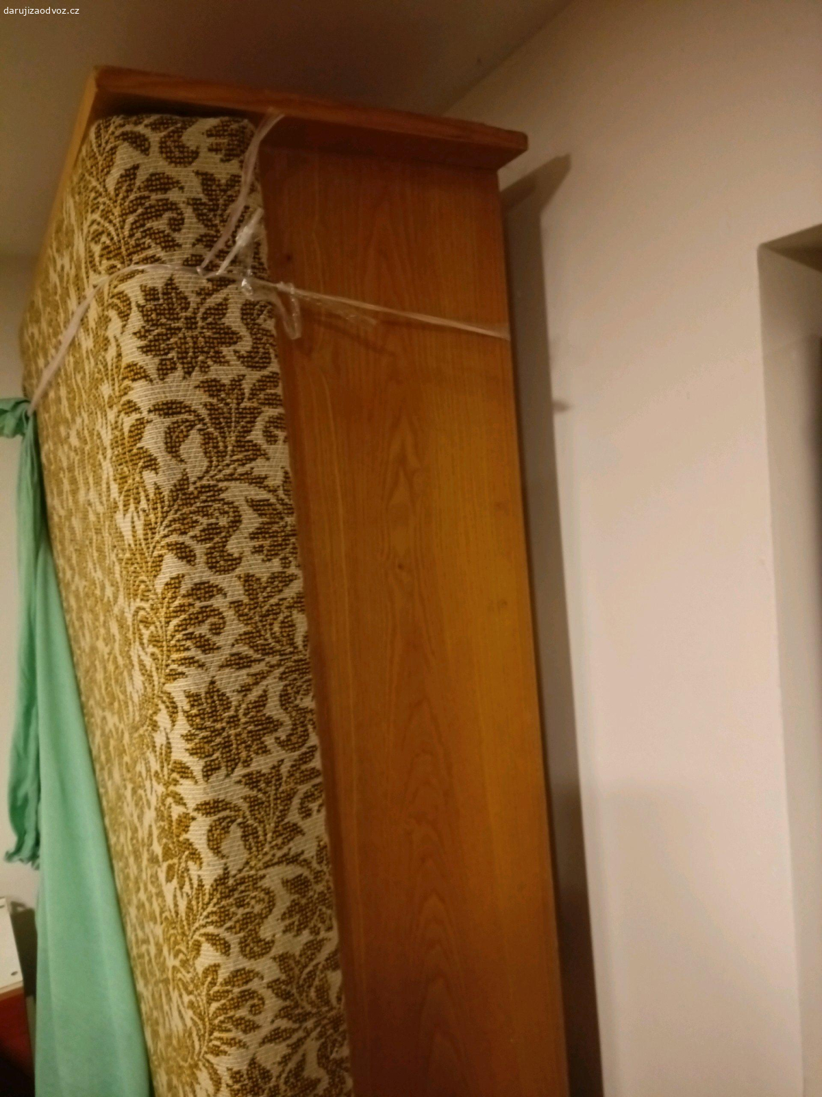 Daruji válendu. Daruji válendu ve velmi dobrém stavu. jediná vada, kterou má je trošičku ustiply pravý dolní roh.(prostěradlo pouze proti zaprášení)(možno přidat i matraci navíc)