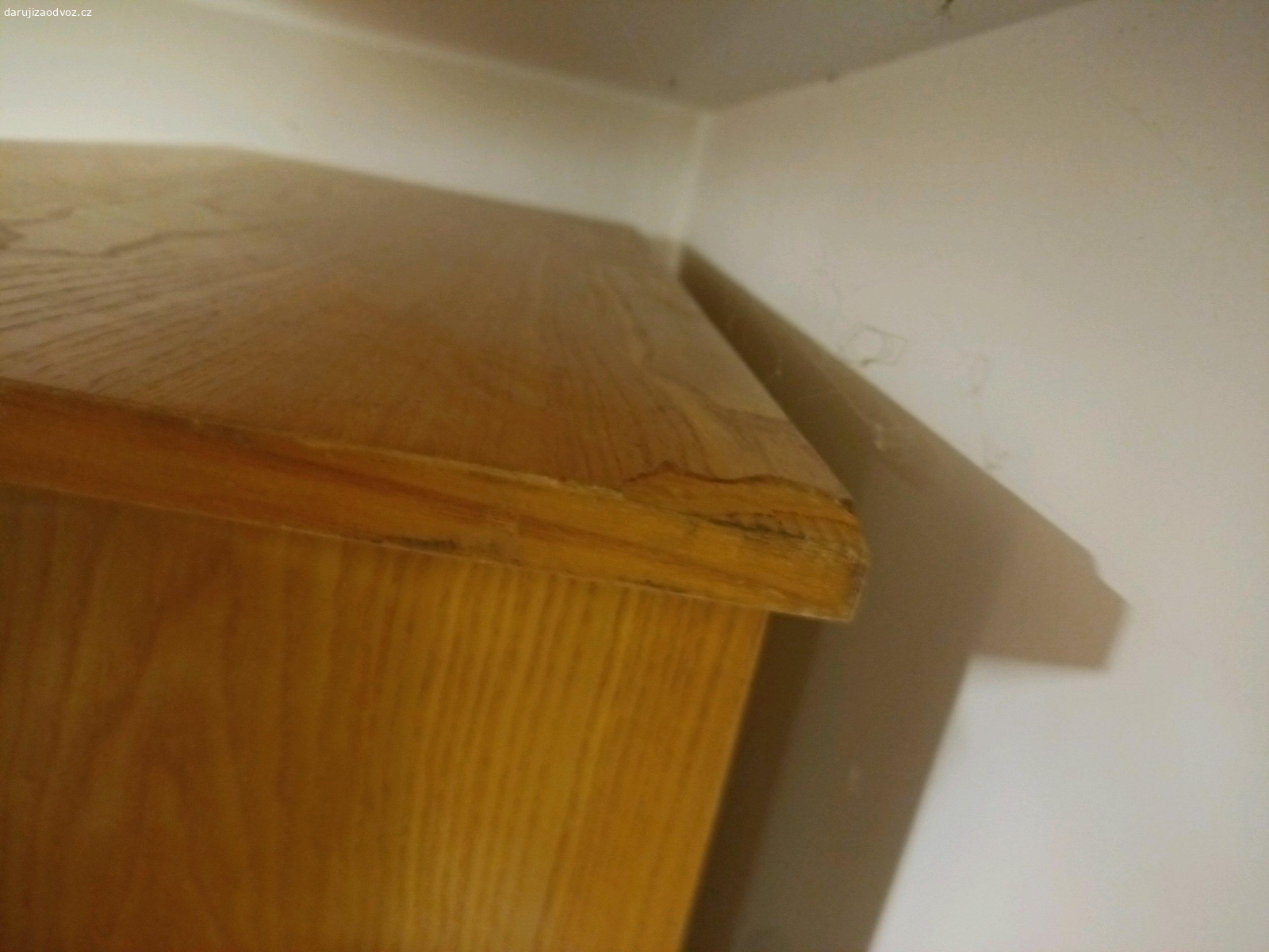 Daruji válendu. Daruji válendu ve velmi dobrém stavu. jediná vada, kterou má je trošičku ustiply pravý dolní roh.(prostěradlo pouze proti zaprášení)(možno přidat i matraci navíc)