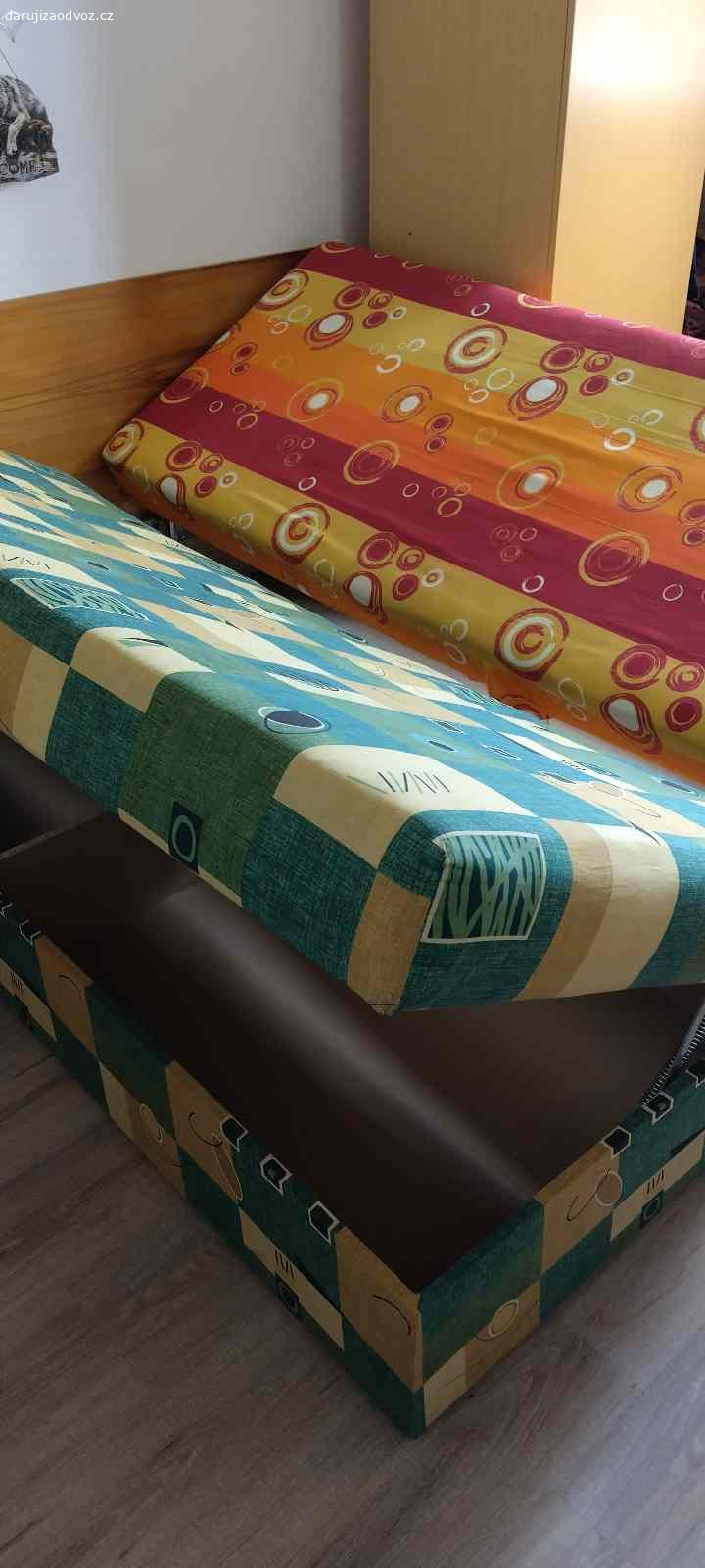 Darují válendy. Darují dvě válendy 80x200 s úložným prostorem, jedna má lehce poškozené čalounění