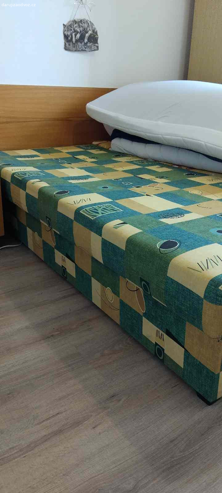 Darují válendy. Darují dvě válendy 80x200 s úložným prostorem, jedna má lehce poškozené čalounění