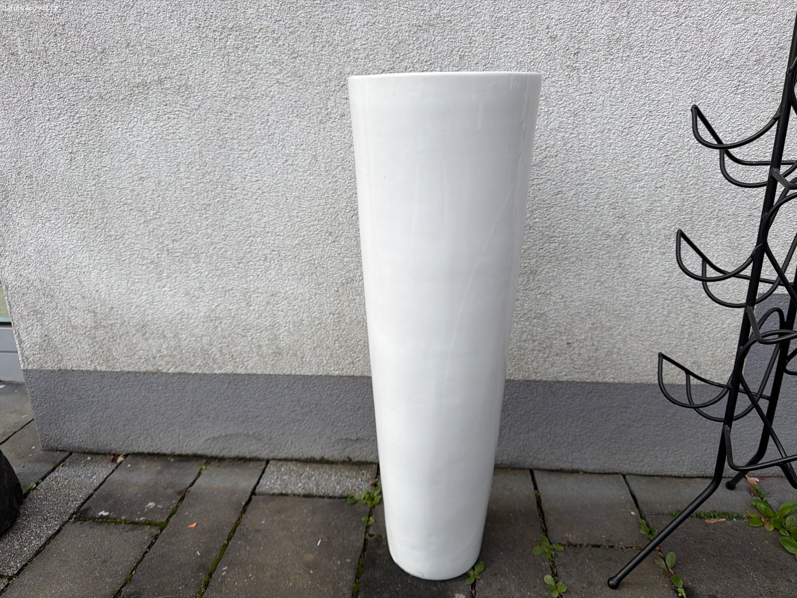 Daruji vazu. Bílá váza, 68 cm vysoka