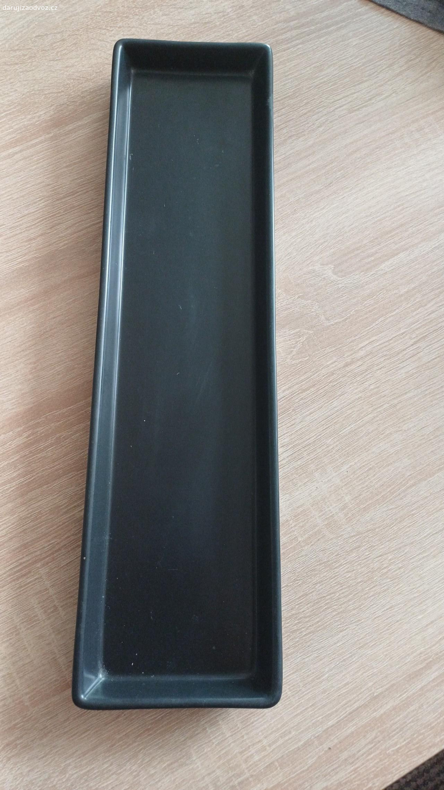 Daruji věci k dekoraci. Daruji dvě menší vázičky (sklo a porcelán). Bílá bude potřebovat uvnitř vyčistit...
Drátěnou misku (např. na ovoce) a keramický tác.

Pouze osobní předání v Plzni na Bolevci.