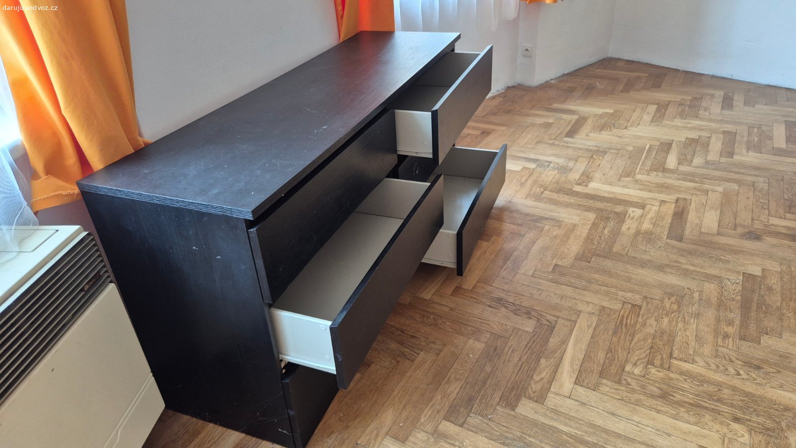 Daruji velkou komodu. Šest zásuvek s kolejničkami, snadný posun. Rozměry šířka 160 cm, výška 78 cm, hloubka 48 cm. Možné odvézt již dnes odpoledne. Ve středu.