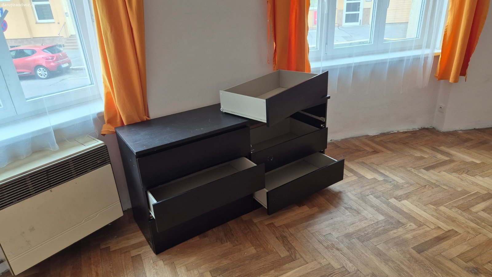 Daruji velkou komodu. Šest zásuvek s kolejničkami, snadný posun. Rozměry šířka 160 cm, výška 78 cm, hloubka 48 cm. Možné odvézt již dnes odpoledne. Ve středu.