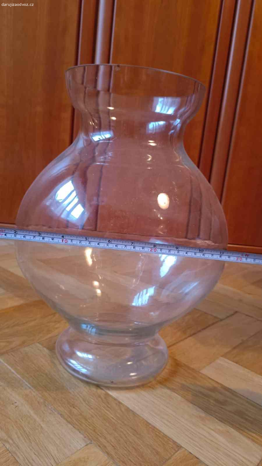 Daruji velkou skleněnou vázu. Daruji velkou skleněnou vázu, rozměry cca 43 cm x 29 cm.