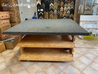 Daruji velký paletový stůl 180 x 180 cm. Daruji stůl z palet a pevnou deskou potaženou zátěžovým kobercem.
Používáno 7 let.
Vydrží vše.
Demontáž snadná - 3x paleta, deska v celku, těžší hmotnost.
Vlastní doprava z Praha 6 Suchdol.

Spěchá. Do konce měsíce Srpen.