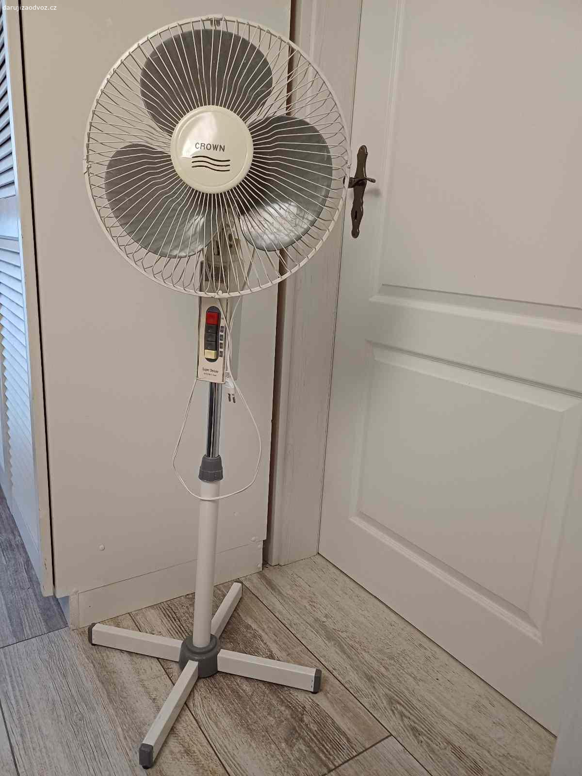 Daruji ventilátor. Ventilátor stojanový, funkční.
Starší.
Při provozu může vznikat technický zápach.
Světlo na něm nesvítí.