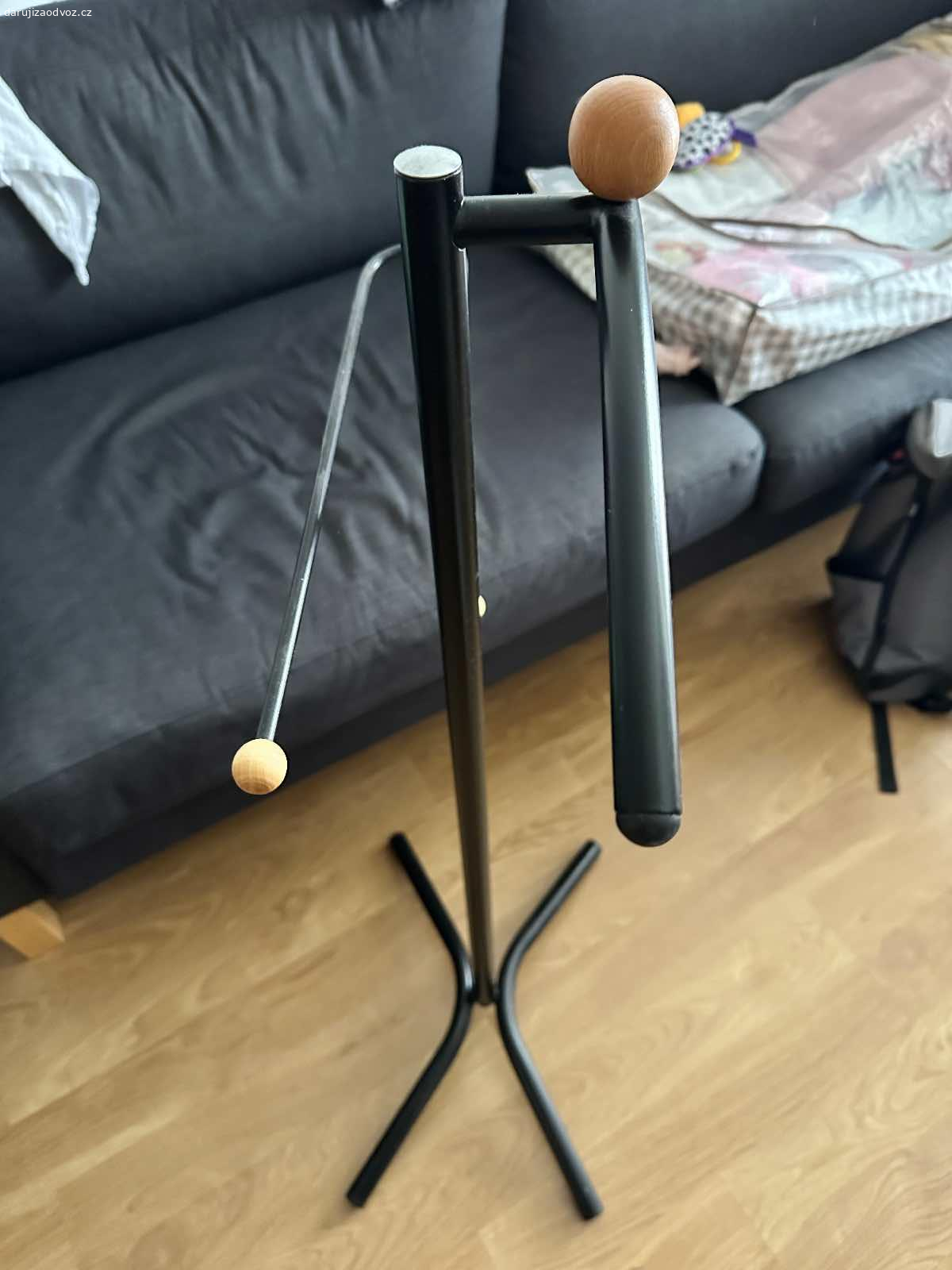 Daruji věšák. Kovový a dřevěnými prvky. Vysoký zhruba k pasu. Na odkládání saka či jiného oblečení.
