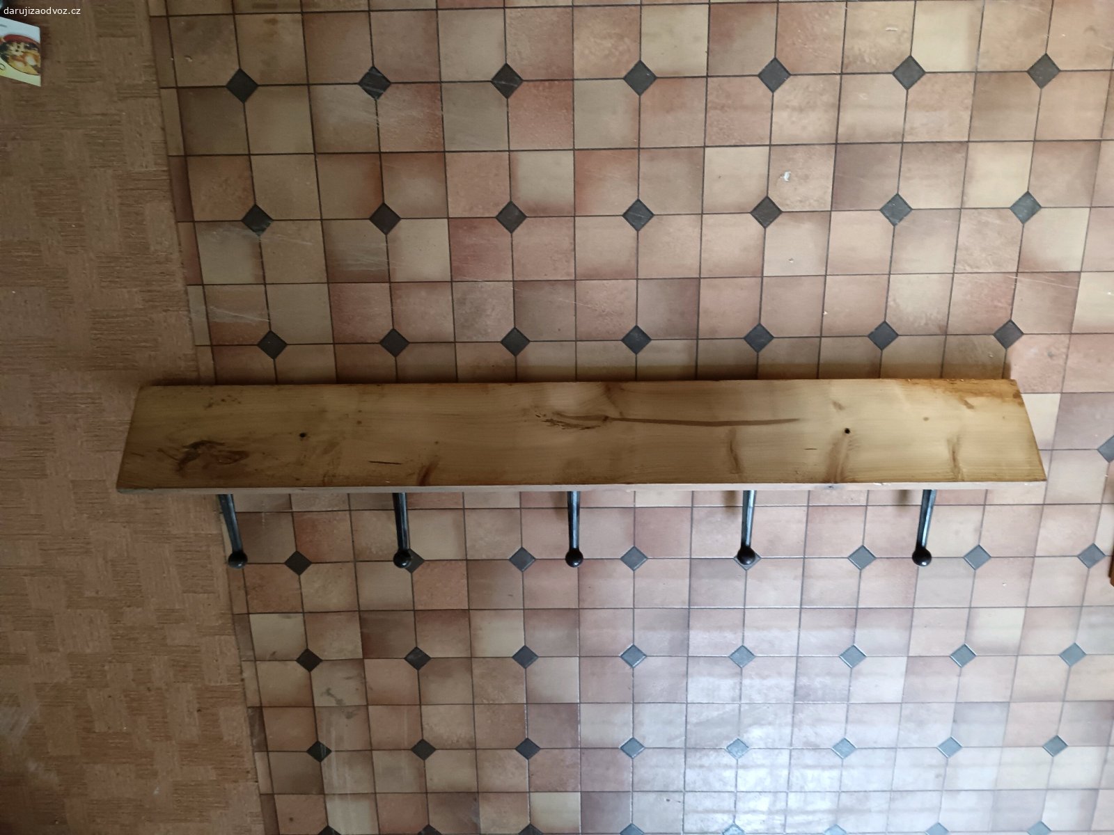 Daruji věšák. Daruji za odvoz věšák na stěnu, je to vlastní výroba. Délka 90 cm. K vyzvednutí ve Fryčovicích.