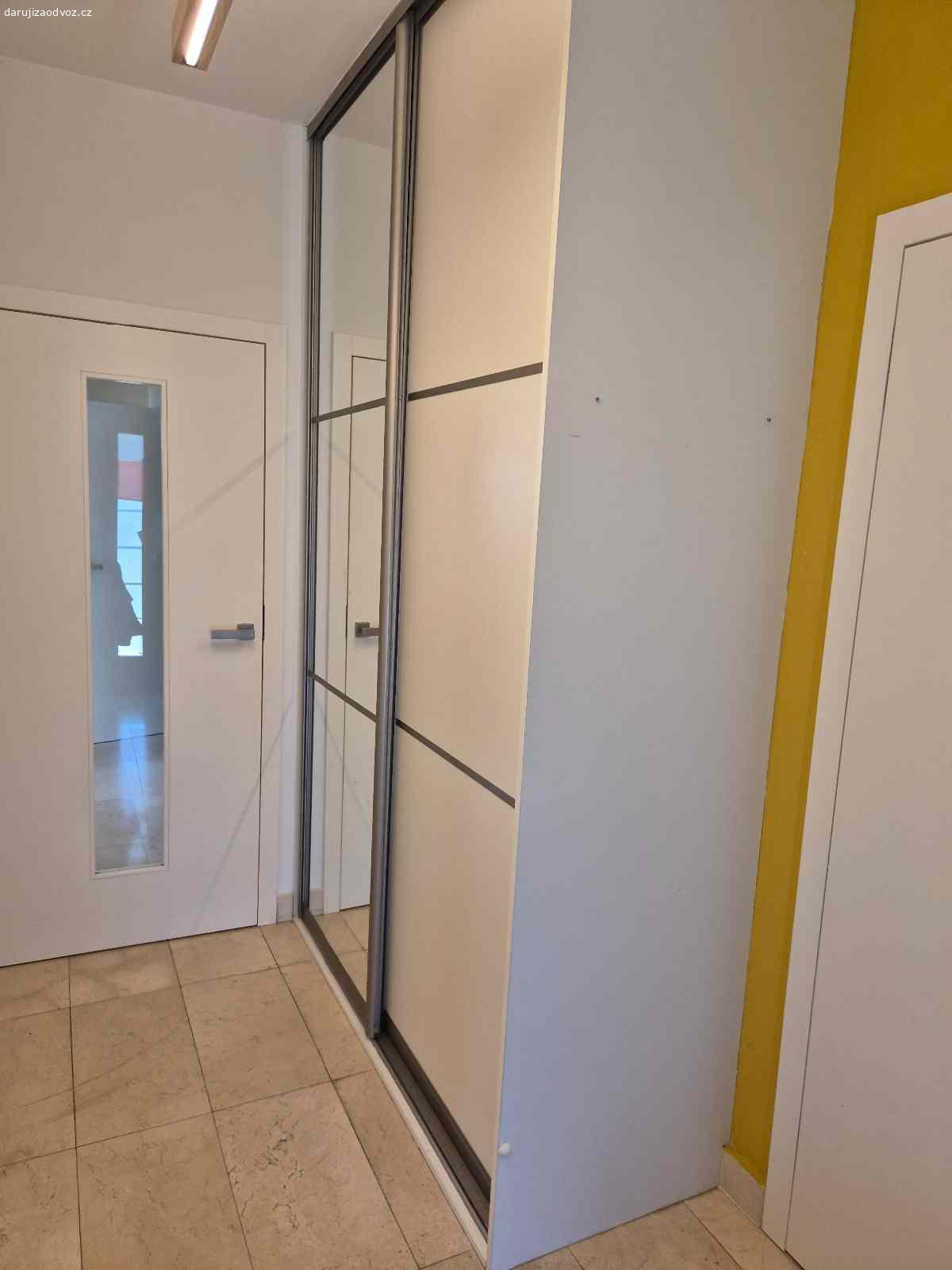 Daruji vestavěnou skříň. Daruji za odvoz plně funkční skříň: š 159 cm, v 264 cm, h 60,5 cm.
Skříň je vestavěná, má pouze boky. Rozdělená na dvě části - vlevo šatní tyč + police, vpravo 7 polic + malý šuplík. V horní části police přes celou šířku.
Dveře šoupací, pravá strana se zrcadlem.

PROSÍM ZÁJEMCI PIŠTE POUZE PŘES SMS.
Děkuji!