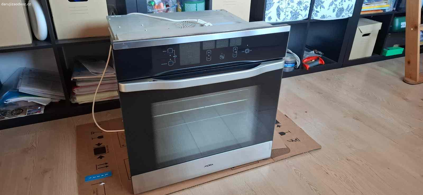 ZAMLUVENO - Daruji vestavnou troubu. Trouba Mora VT 566 EX je funkční až na hlasitý ventilátor od horkovzduchu. Jednou jsem ho koupil nový a vyměnil (cca 700,-), ale vydrželo to tak rok. V levé části držadla je lehce odřená. https://www.datart.cz/trouba-mora-vt-566-ex-nerez.html#popis