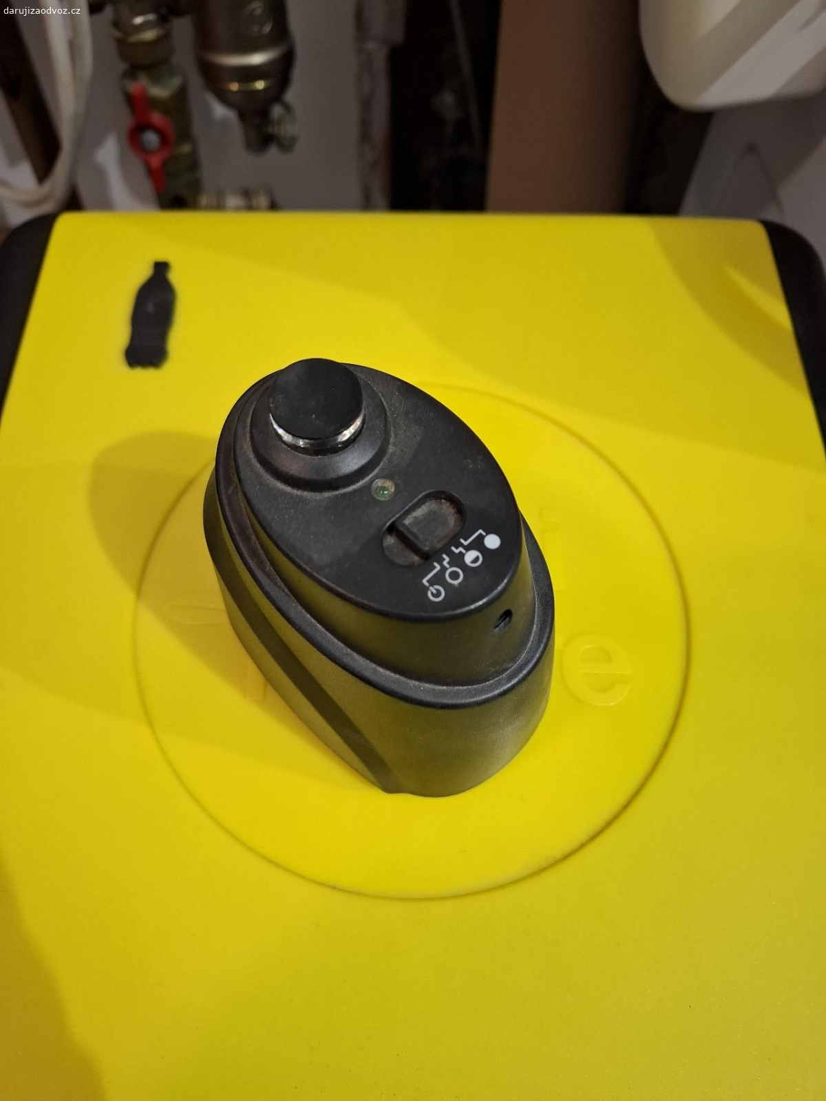 Daruji virtuální zeď pro vysavac. Daruji virtuální zeď pro roboticky vysavač Sencor. Typ viz štítek. Už si nepamatuji, k jakému modelu vysavače to bylo, ale třeba se někomu hodí.. Svítí, mělo by normálně fungovat, ale uz vysavač nemám.. Neposílám, max dovezu do Prahy (občas tam jezdim).