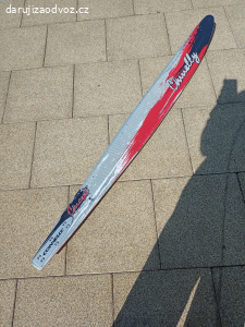 Daruji vodní lyži Connelly.