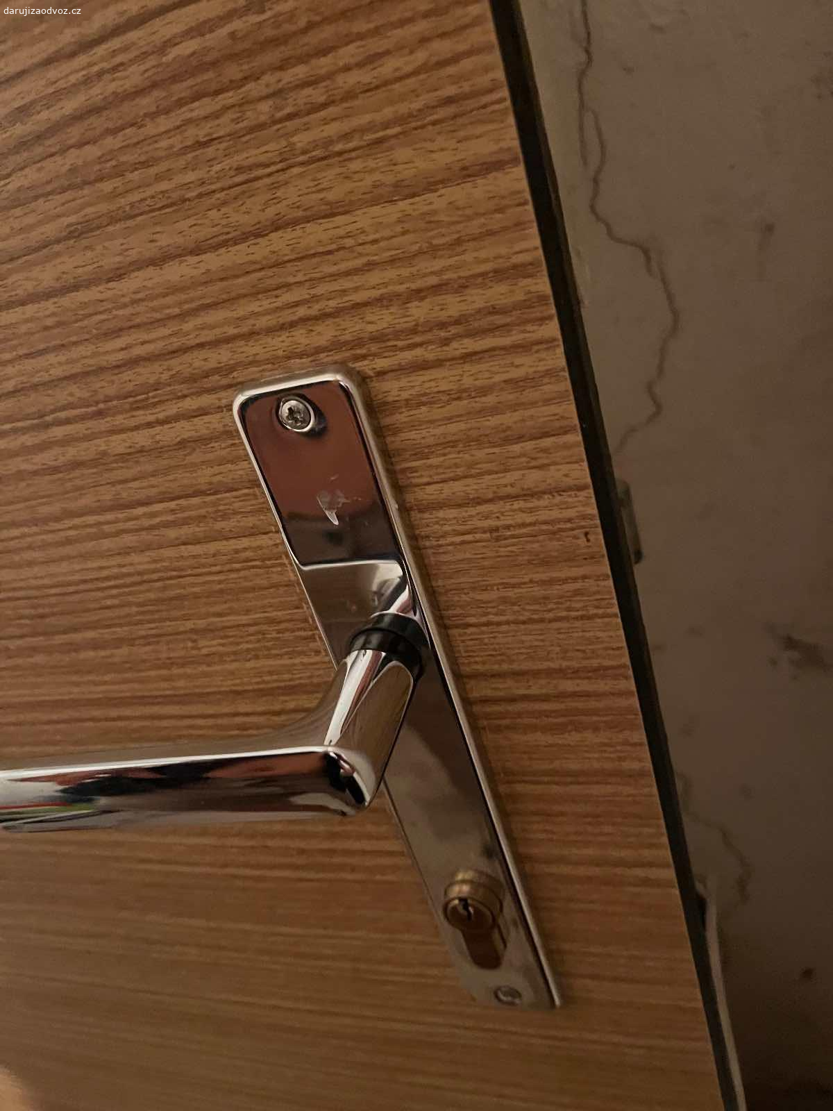 Daruji vstupní interiérové dveře. Daruji interiérové vstupní dveře (do bytu) včetně kování, kukátka a vložky
Dveře jsou jsou levé, šířka 80 cm.
Jsou starší ale nejsou nikde poškozené.