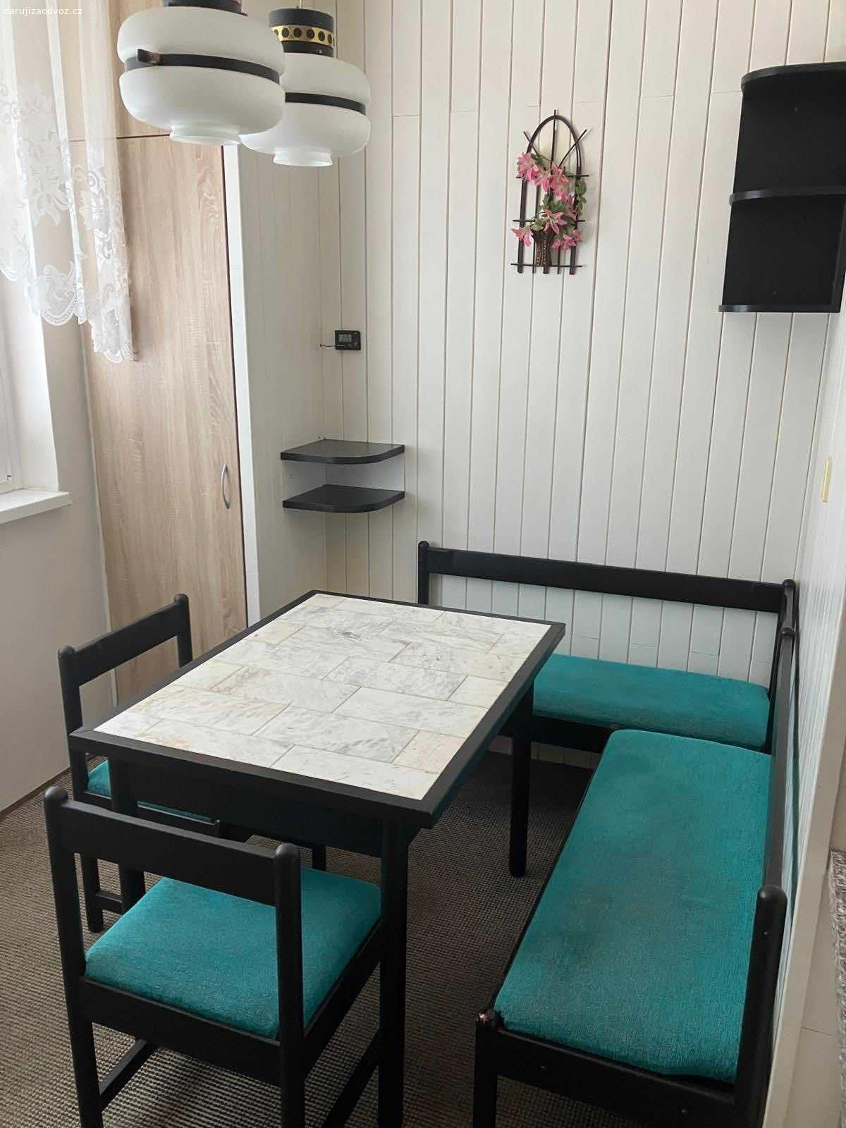 Daruji vybaveni bytu. Postele bez matraci, skrine, kresla, dvere, lednice, plynovy sporak, tv, stul, zidle.