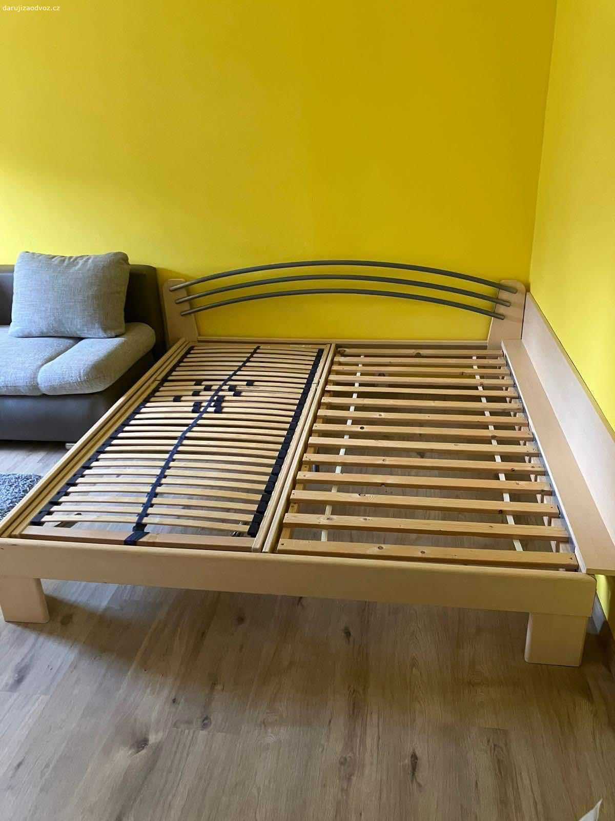 Daruji vybaveni bytu. Postele bez matraci, skrine, kresla, dvere, lednice, plynovy sporak, tv, stul, zidle.