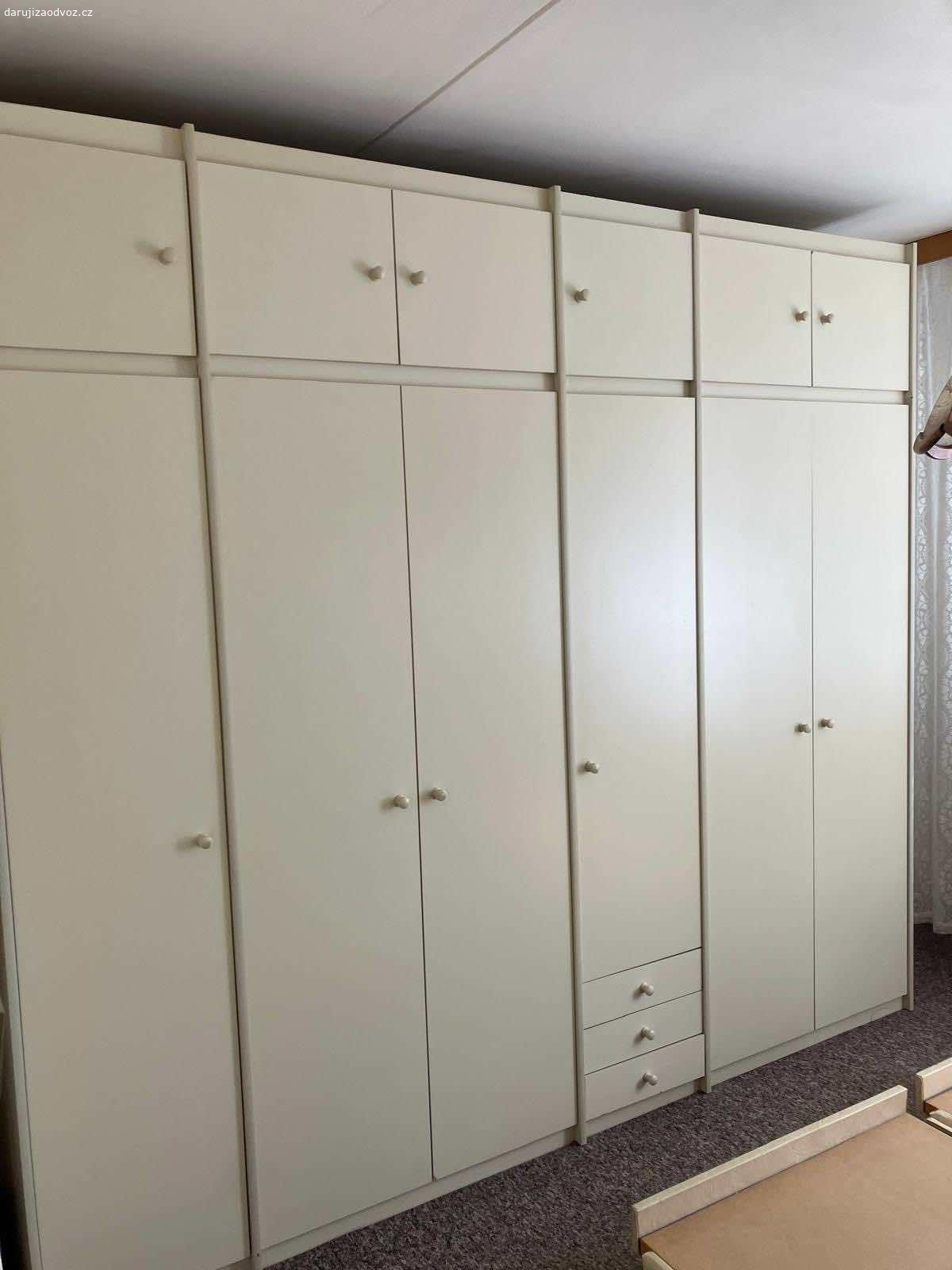Daruji vybaveni bytu. Postele bez matraci, skrine, kresla, dvere, lednice, plynovy sporak, tv, stul, zidle.
