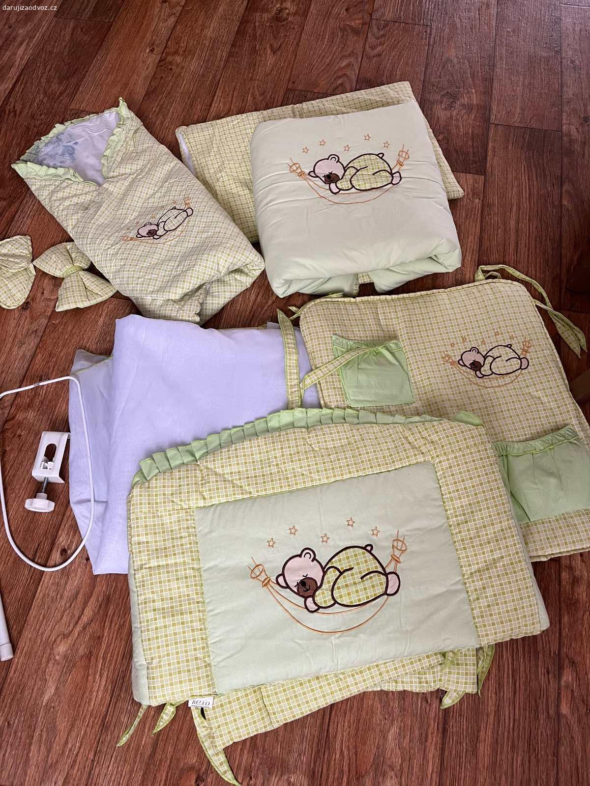 Daruji vybavení do postýlky. Nabízím za odvoz vybavení do postýlky. 
Sada obsahuje: 1x mantinel, 1x kapsář, 1x nebesa i s konstrukcí, 1x peřinka, 1x polštářek, 1x povlečení ve stejné barvě jako zbytek výbavičky, 1x zavinovacka ( ta je mírně zašpiněna, zkusíte vyprat) 
Vše bylo uskladněné, použité na jedno dítě do postýlky, které v ní ani pořádně nespalo. Pokud máte nějaké dotazy pište ☺️