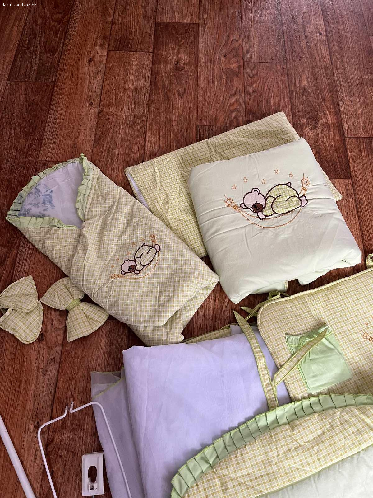 Daruji vybavení do postýlky. Nabízím za odvoz vybavení do postýlky. 
Sada obsahuje: 1x mantinel, 1x kapsář, 1x nebesa i s konstrukcí, 1x peřinka, 1x polštářek, 1x povlečení ve stejné barvě jako zbytek výbavičky, 1x zavinovacka ( ta je mírně zašpiněna, zkusíte vyprat) 
Vše bylo uskladněné, použité na jedno dítě do postýlky, které v ní ani pořádně nespalo. Pokud máte nějaké dotazy pište ☺️