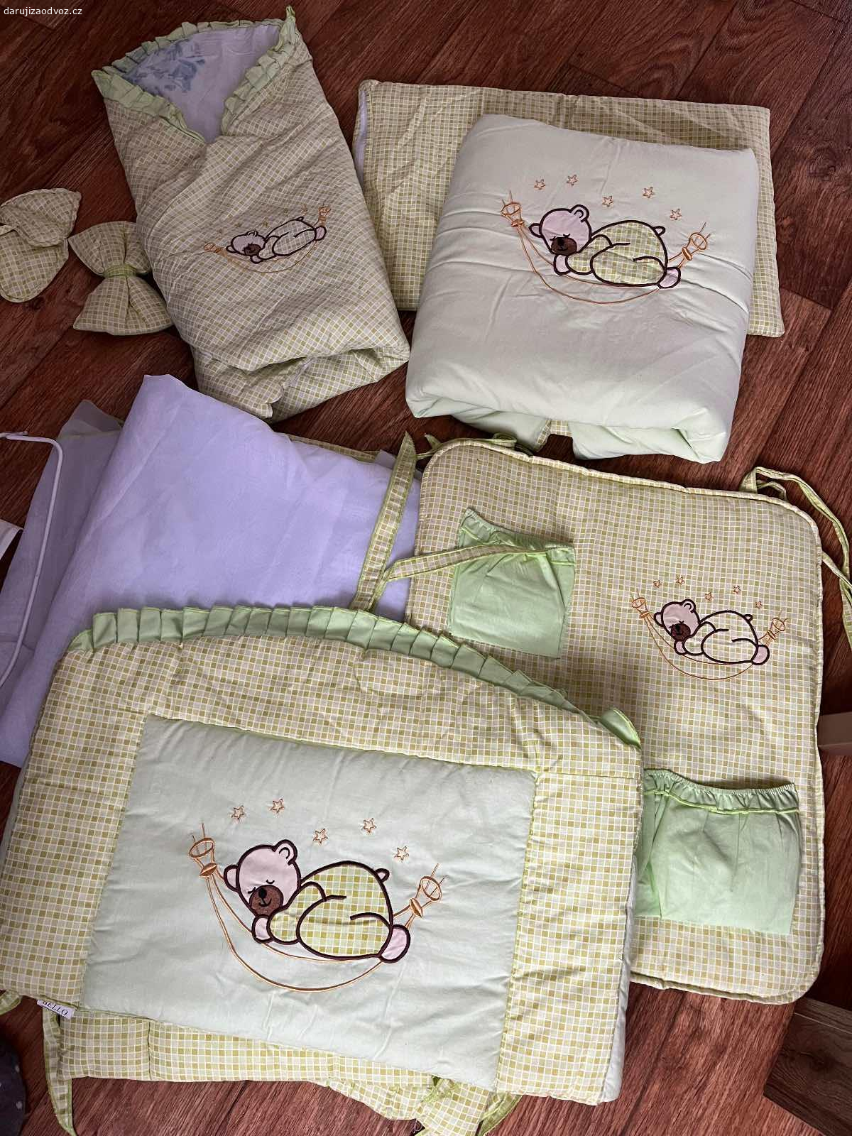 Daruji vybavení do postýlky. Nabízím za odvoz vybavení do postýlky. 
Sada obsahuje: 1x mantinel, 1x kapsář, 1x nebesa i s konstrukcí, 1x peřinka, 1x polštářek, 1x povlečení ve stejné barvě jako zbytek výbavičky, 1x zavinovacka ( ta je mírně zašpiněna, zkusíte vyprat) 
Vše bylo uskladněné, použité na jedno dítě do postýlky, které v ní ani pořádně nespalo. Pokud máte nějaké dotazy pište ☺️