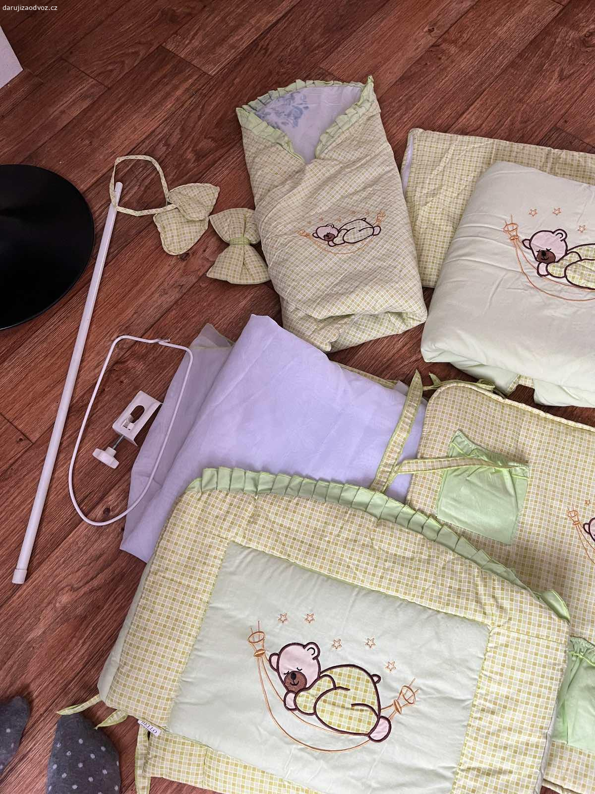 Daruji vybavení do postýlky. Nabízím za odvoz vybavení do postýlky. 
Sada obsahuje: 1x mantinel, 1x kapsář, 1x nebesa i s konstrukcí, 1x peřinka, 1x polštářek, 1x povlečení ve stejné barvě jako zbytek výbavičky, 1x zavinovacka ( ta je mírně zašpiněna, zkusíte vyprat) 
Vše bylo uskladněné, použité na jedno dítě do postýlky, které v ní ani pořádně nespalo. Pokud máte nějaké dotazy pište ☺️