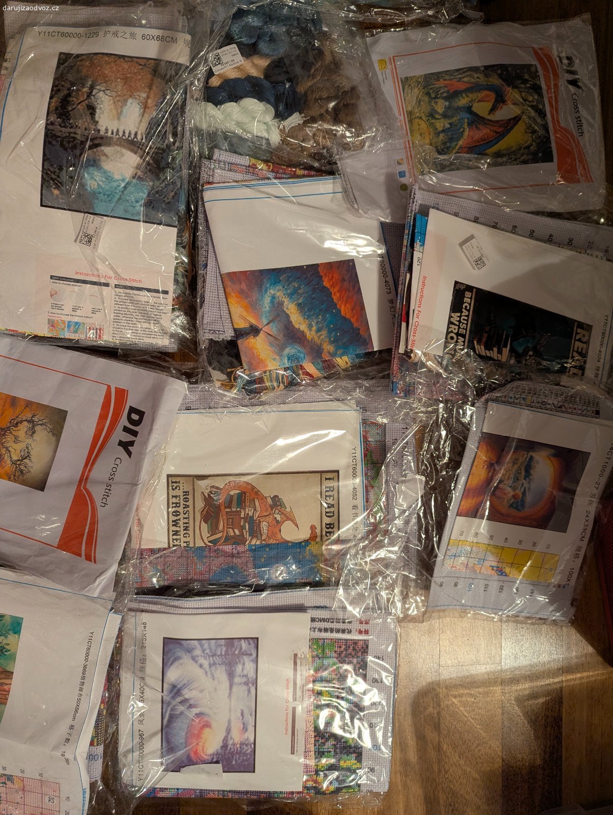 Daruji vyšívací sady. Vyšívání křížkovým stehem - cross stitch kits. Ve všech je potisknutá kanava, bavlnky a vzor, někde jsou i jehly. Koupeno před mnoha lety z Číny. Jsou tam dva obří z Pána prstenů, Roklinka a pochod přes most. 

Upřednostním nějakého sebevraha, který si to vezme všechno. Předání ideálně v neděli v Kolíně ve Futuru.
Fotka je trochu naprd, ale pokud budete chtít detaily nějaké sady, napište e-mail.

Neposílám, nemám to do čeho dát.