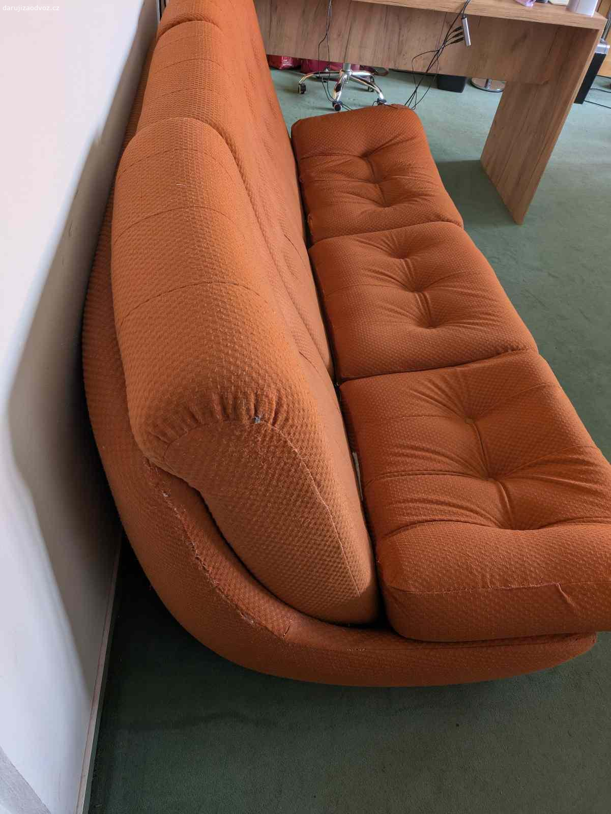 Daruji za odvoz gauč. Nutno odnést Z1. Patra