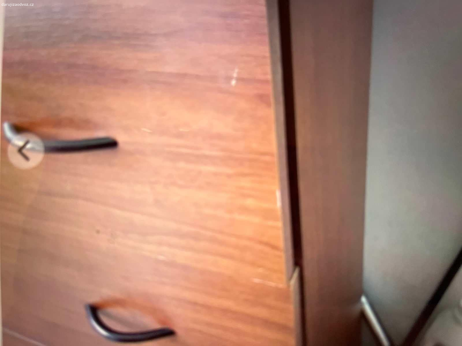 Daruji za odvoz 2 komody. 2 komody vyrobené na zakázku, menší povrchové vady. 4.šuplíky.
Rozměry 125x100x45. 
Funkčnost dobra