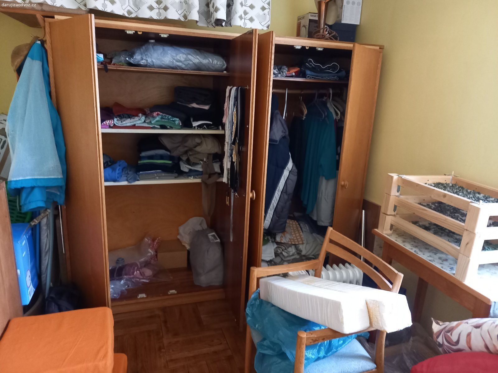 Daruji za odvoz 2 skříně. Starší ložnicové skříně
