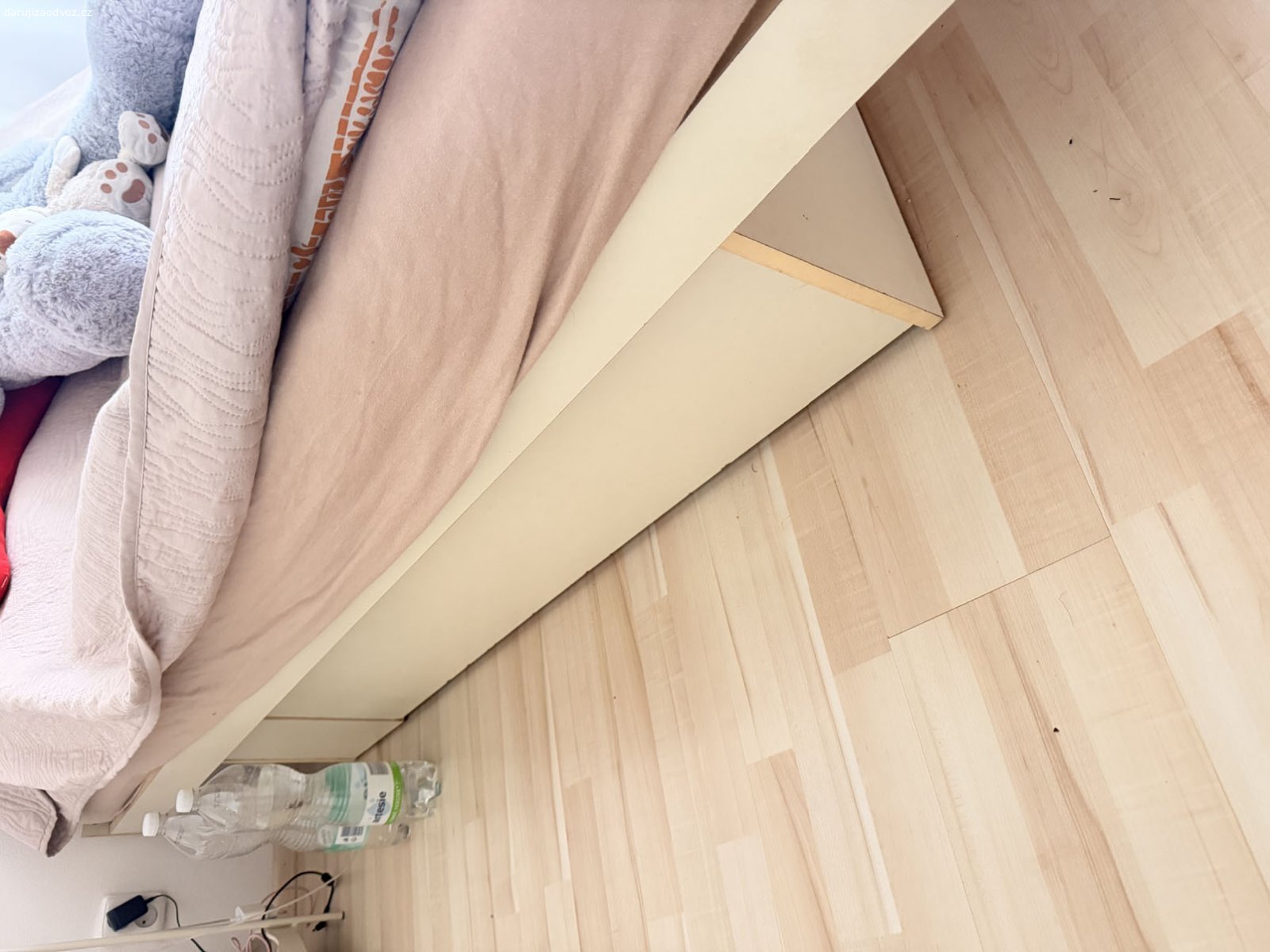 Daruji za odvoz 2x bílé skříně + 2. postele. Daruji za odvoz 2x bílé skříně + 2x bílé postele se samostatnými úložnými prostory.
Barva je spíše slonová kost.
Vyzvednutí je třeba v den 26.6. ( pátek) kdykoli v odpoledních, nebo večerrních hodinách.
Prosím jen vážní zájemci.  VOLEJTE,  z časových důvodů  na SMS nebo email neodpovídám.
Dům je bezbarierový, s výtahem. U domu je bezproblémové parkování.
Brno