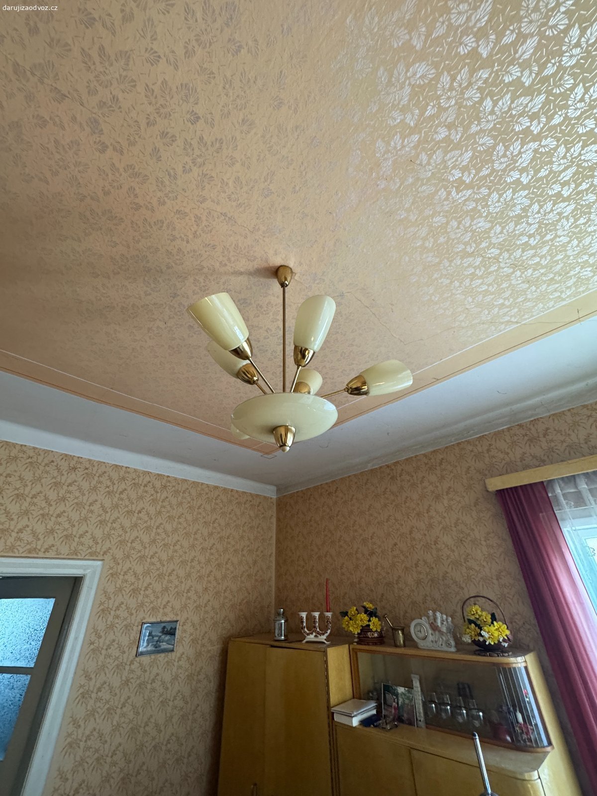 Daruji za odvoz 6. Daruji za odvoz cokoliv ze zobrazeného v příloze. Podmínkou je osobní odvoz po 17 hod. dle domluvy (Kravaře ve Slezsku). Důrazně upozorňuji, že nikam nic nevozím. A slevu nedávám jelikož není z čeho - vše je za odvoz. PS: upozornuji že vše co je na fotkách již nemusí být k dispozici jelikož kdo dřív přijde, ten dřív převezme. A prosím nepište, zda ještě je, přijdte podívejte se a odvezte cokoliv z nabízeného a dostupného.