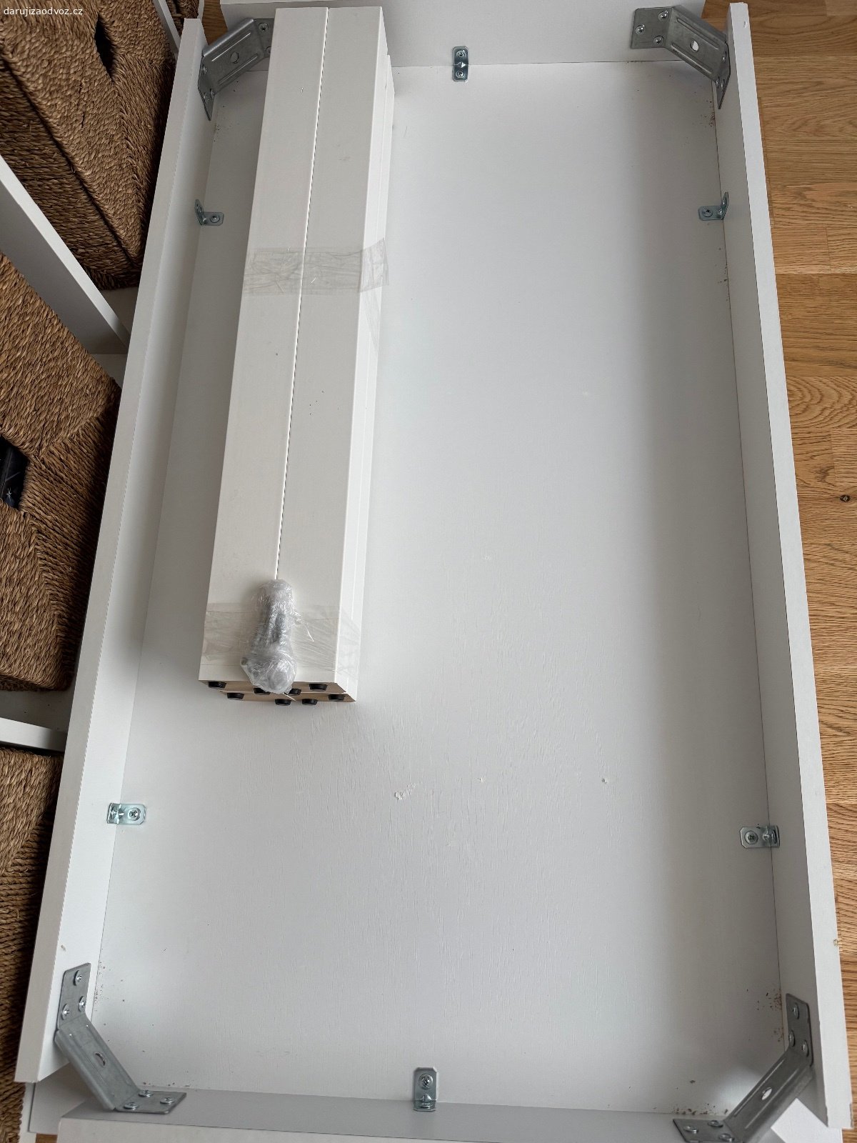 Daruji za odvoz – bílý jídelní stůl 120 × 70 cm. Daruji za odvoz bílý jídelní stůl o rozměrech 120 × 70 cm, zakoupený v Jysku

Stůl je v dobrém stavu, pouze na jedné straně je menší vyboulení způsobené vlhkostí. Dnes jsme ho rozebrali, takže je připravený k odvozu.

Zdarma za odvoz, pouze osobní odběr v Praze 5