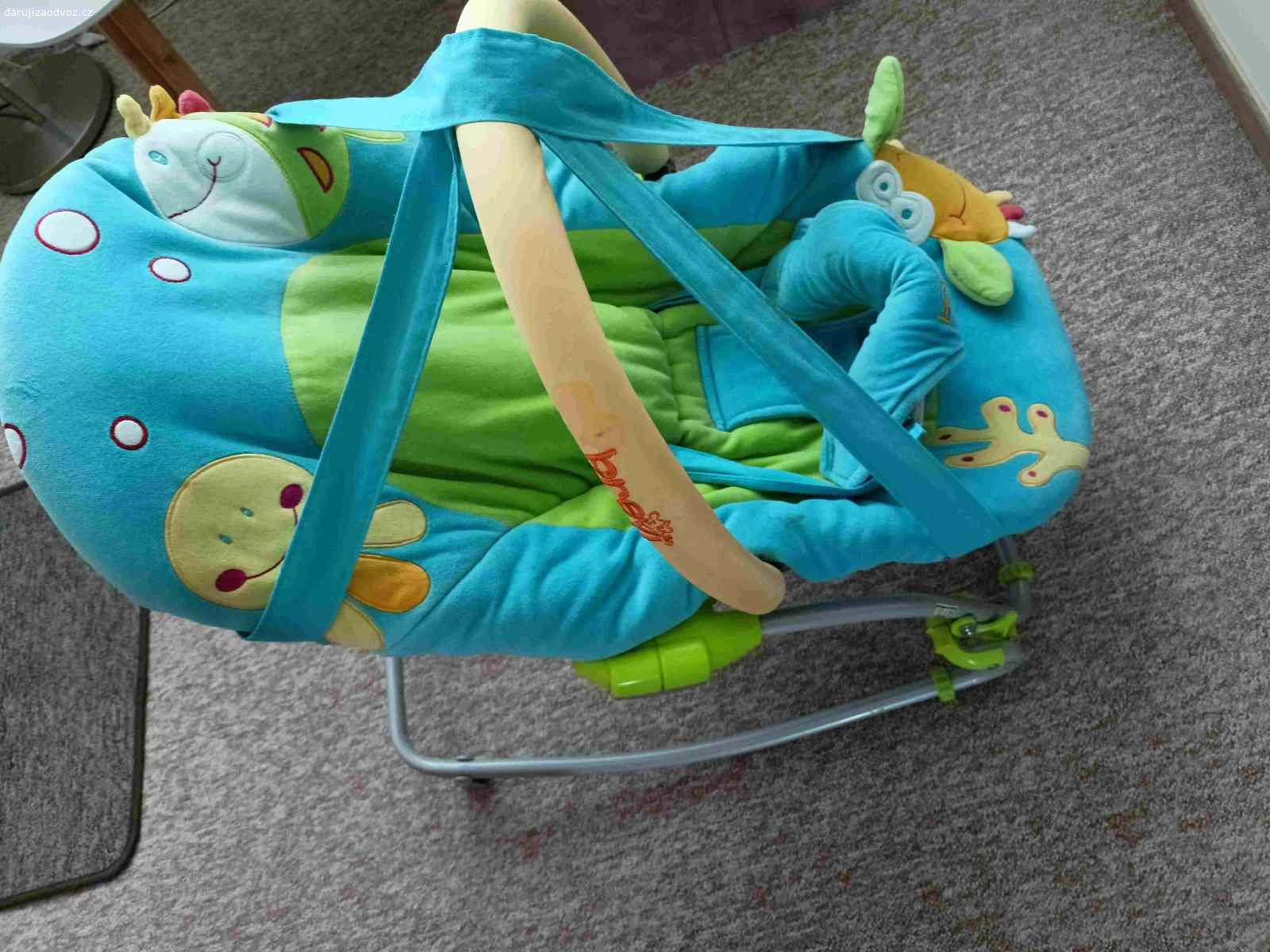 Daruji za odvoz dětské kojenecké lehátko. Daruji dětské kojenecké lehátko pro malé dítě stáří asi tak do 14 měsíců. Značka BREVI. Lehátko má popruhy pro přenášení a pásy pro uvázání dítěte. Kovová trubková konstrukce + plast + textil. Lehátko je polohovací - poloha v leže nebo v sedě. Obsahuje hrazdičku na zavěšení hraček. Možno využít i jako houpačku. Čisté. Potah možno vyprat. Je možno složit na plocho. Koupeno v Itálii. Zájemci prosím volat telefonem - na SMS a e-maily nereaguji.