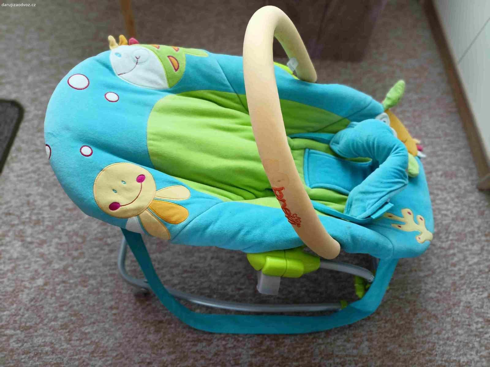 Daruji za odvoz dětské kojenecké lehátko. Daruji dětské kojenecké lehátko pro malé dítě stáří asi tak do 14 měsíců. Značka BREVI. Lehátko má popruhy pro přenášení a pásy pro uvázání dítěte. Kovová trubková konstrukce + plast + textil. Lehátko je polohovací - poloha v leže nebo v sedě. Obsahuje hrazdičku na zavěšení hraček. Možno využít i jako houpačku. Čisté. Potah možno vyprat. Je možno složit na plocho. Koupeno v Itálii. Zájemci prosím volat telefonem - na SMS a e-maily nereaguji.