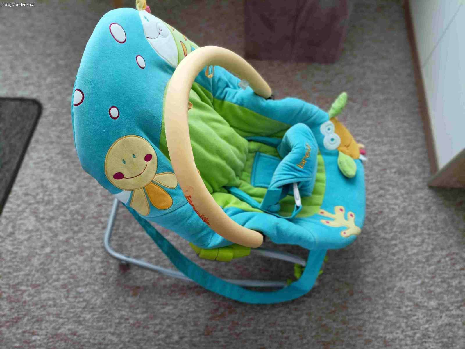 Daruji za odvoz dětské kojenecké lehátko. Daruji dětské kojenecké lehátko pro malé dítě stáří asi tak do 14 měsíců. Značka BREVI. Lehátko má popruhy pro přenášení a pásy pro uvázání dítěte. Kovová trubková konstrukce + plast + textil. Lehátko je polohovací - poloha v leže nebo v sedě. Obsahuje hrazdičku na zavěšení hraček. Možno využít i jako houpačku. Čisté. Potah možno vyprat. Je možno složit na plocho. Koupeno v Itálii. Zájemci prosím volat telefonem - na SMS a e-maily nereaguji.