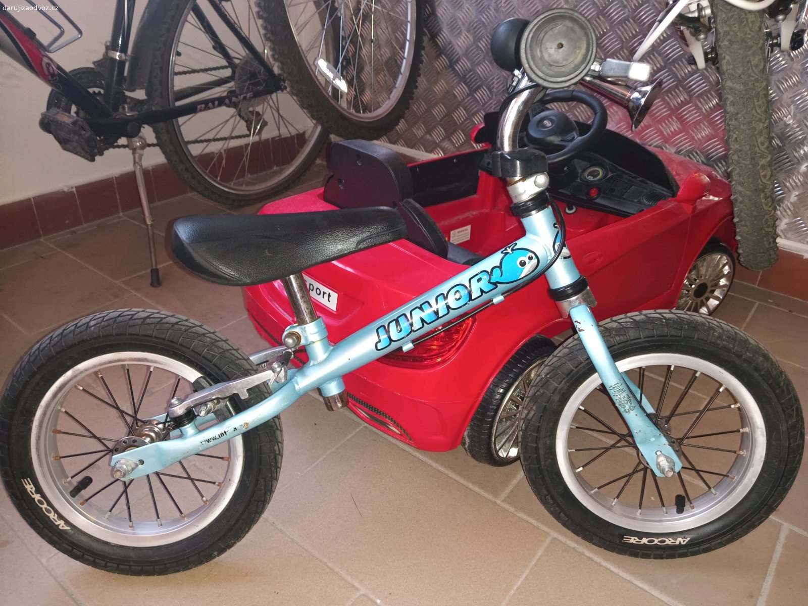 Daruji za odvoz dětské odrážedlo. Daruji za odvoz dětské odrážedlo Junior + náhradní díly
Daruji za odvoz dětské odrážedlo Junior. Je používané, nese běžné známky opotřebení, ale ještě může posloužit nebo na náhradní díly.
Přidám i druhé růžové odrážedlo na náhradní díly (viz foto).
Vyzvednutí: Praha 9, Vašátkova 23.